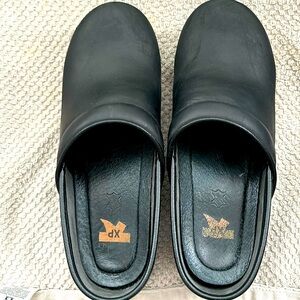 Dansko size 8 slip resistant shoe